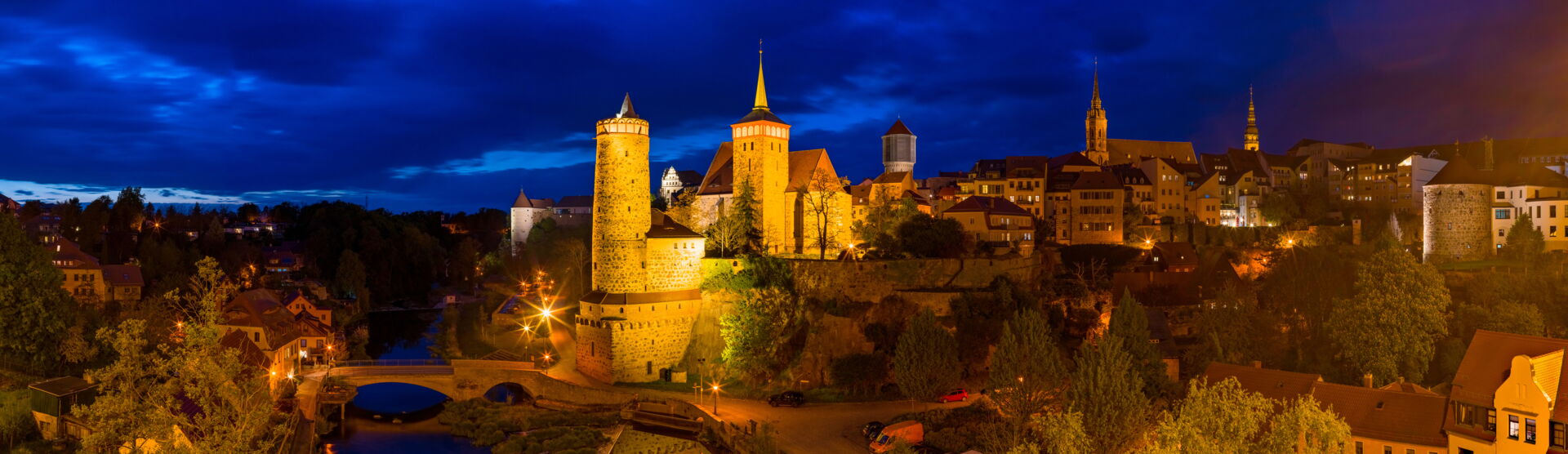 Aufnahme von der Stadt Bautzen bei Nacht und im Vordergrund ist die Spree